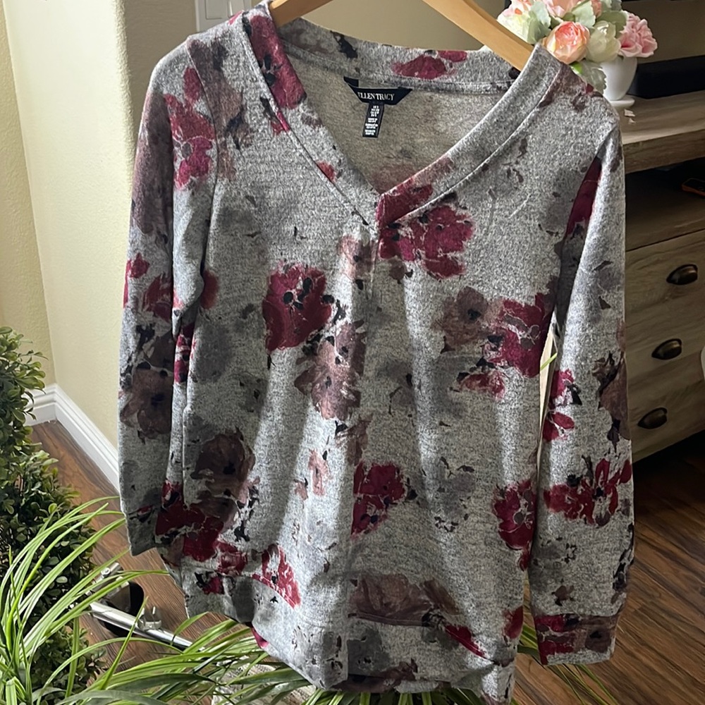 ELLEN TRACY V- Neck Sweater Size Small